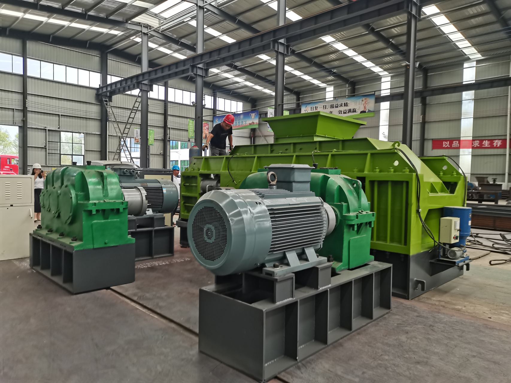 吉宏双辊式破碎机#           双辊式破碎机被应用于制砂,煤矿,水泥