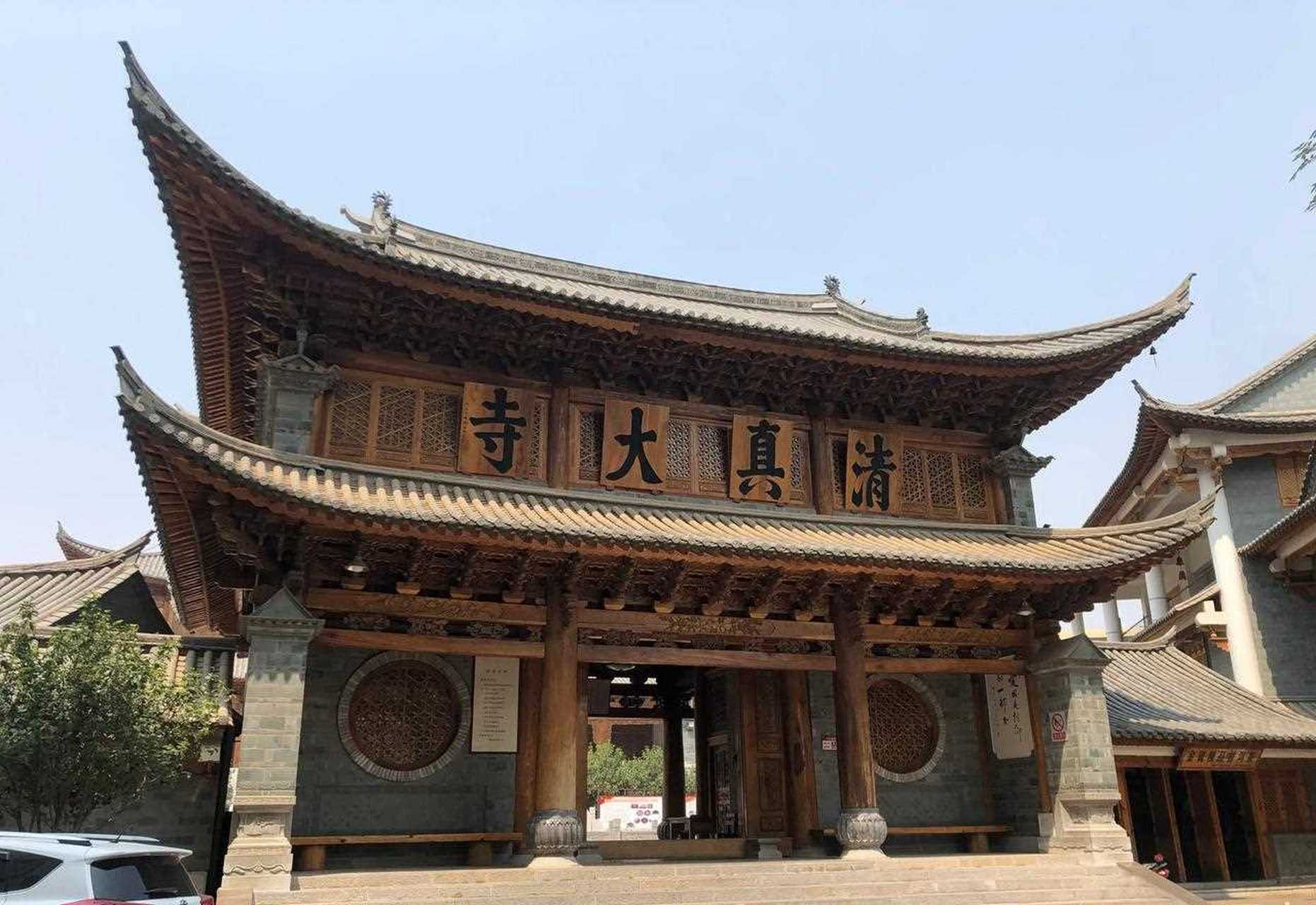 建水清真寺位于云南建水县城燃灯寺街.