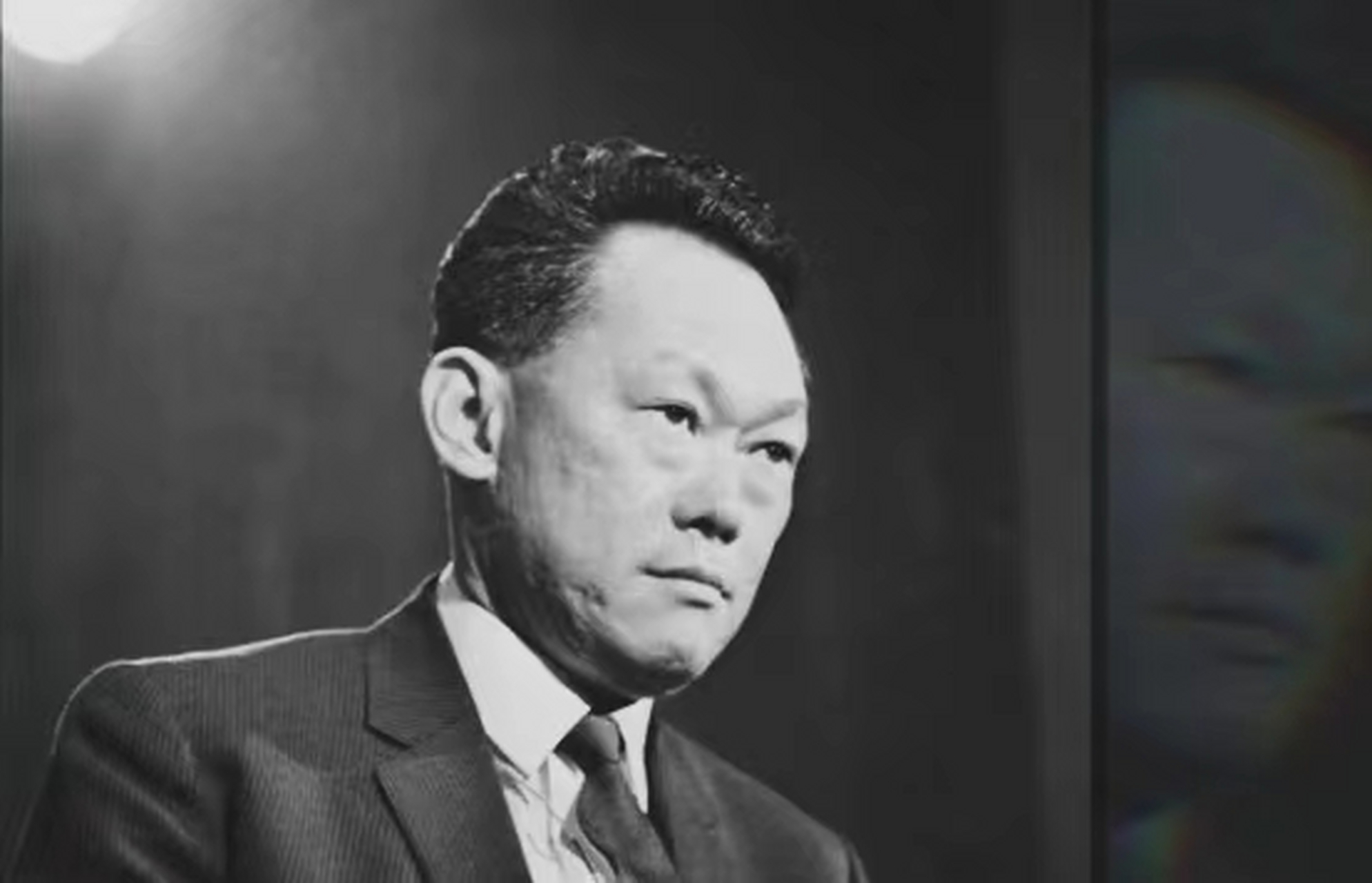 被誉为"新加坡国父"的李光耀于1967年接受全国广播公司采访中,主持人