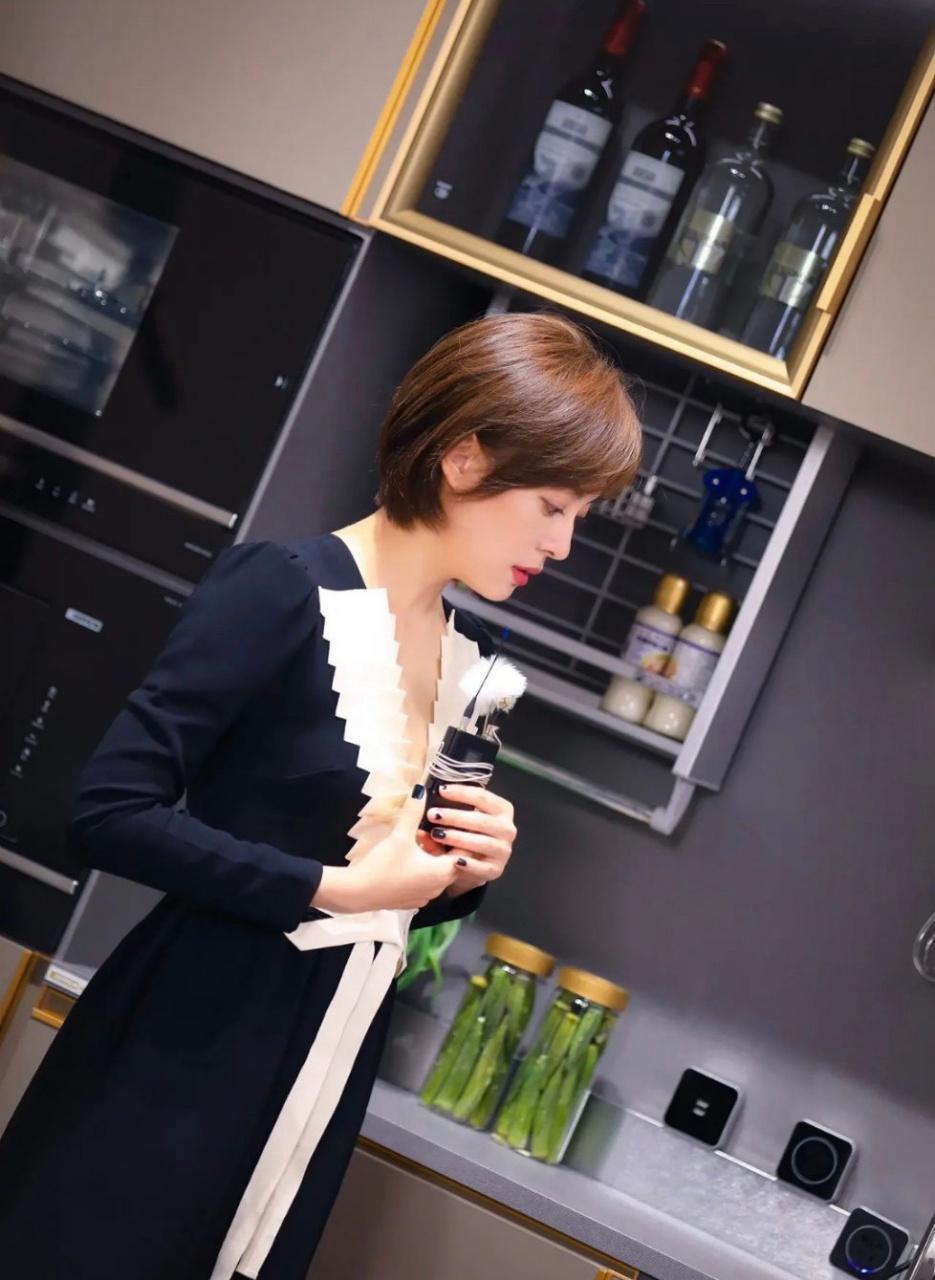 短发这么多年,这次的发型,很适合的三七分刘海,麻粽的颜色,减龄又可爱