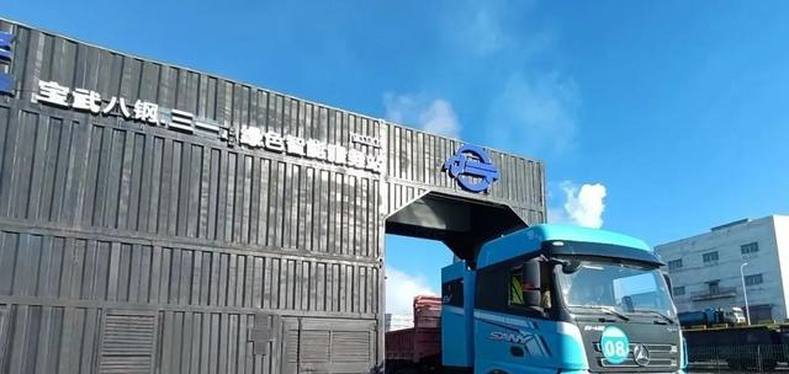 "我们前期购入了20台三一电动重卡,对比燃油车,最大的优势就是运营