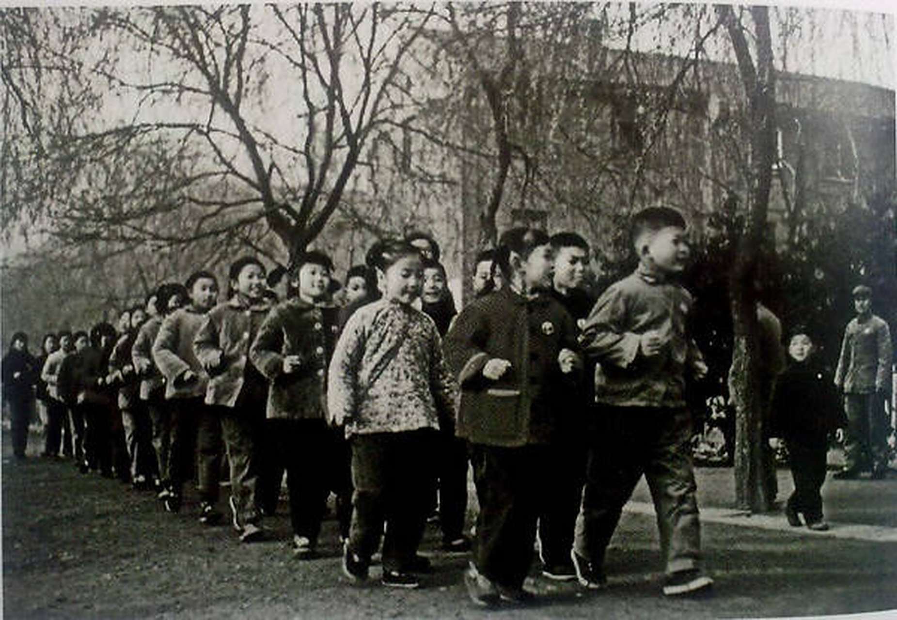 60年代的上海,小学生晨跑.