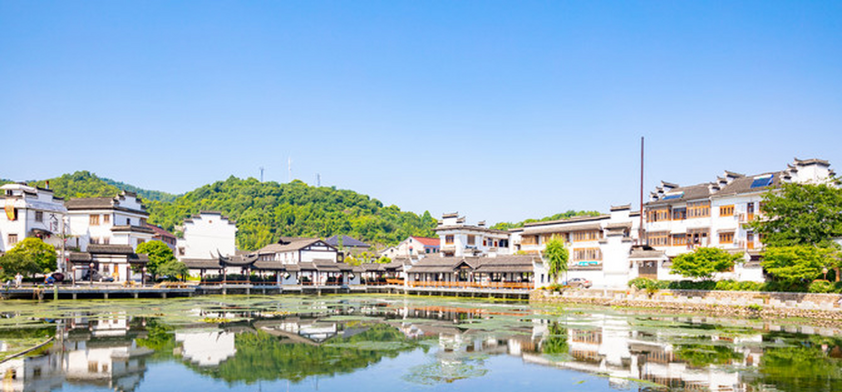 这座小山村便是位于浙江杭州桐庐县的深澳古村,村庄距今已有千年历史