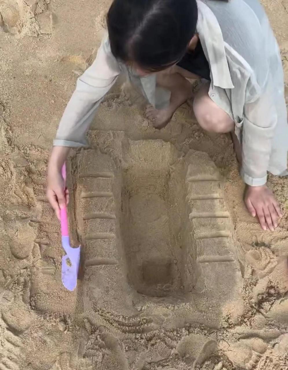 网友:小姨子在用沙子玩造型,这形状非常熟悉但一时又想不起来,真是