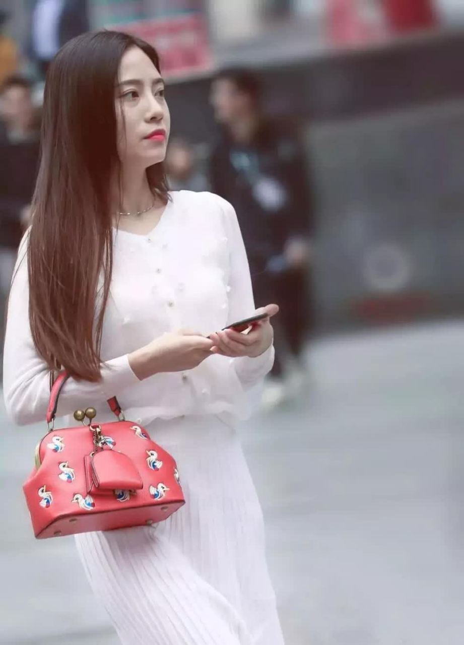 街拍:长发飘飘一席白色长裙的性感成熟美妇,眉清目秀温柔妩媚!