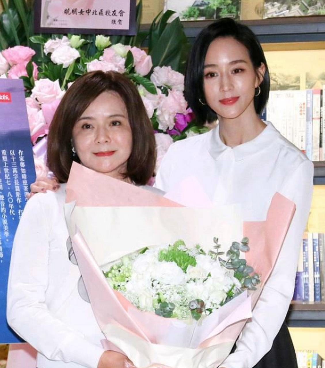 张钧甯罕见和妈妈出席活动,为老母亲新书发布助阵,68岁老母亲状态实在