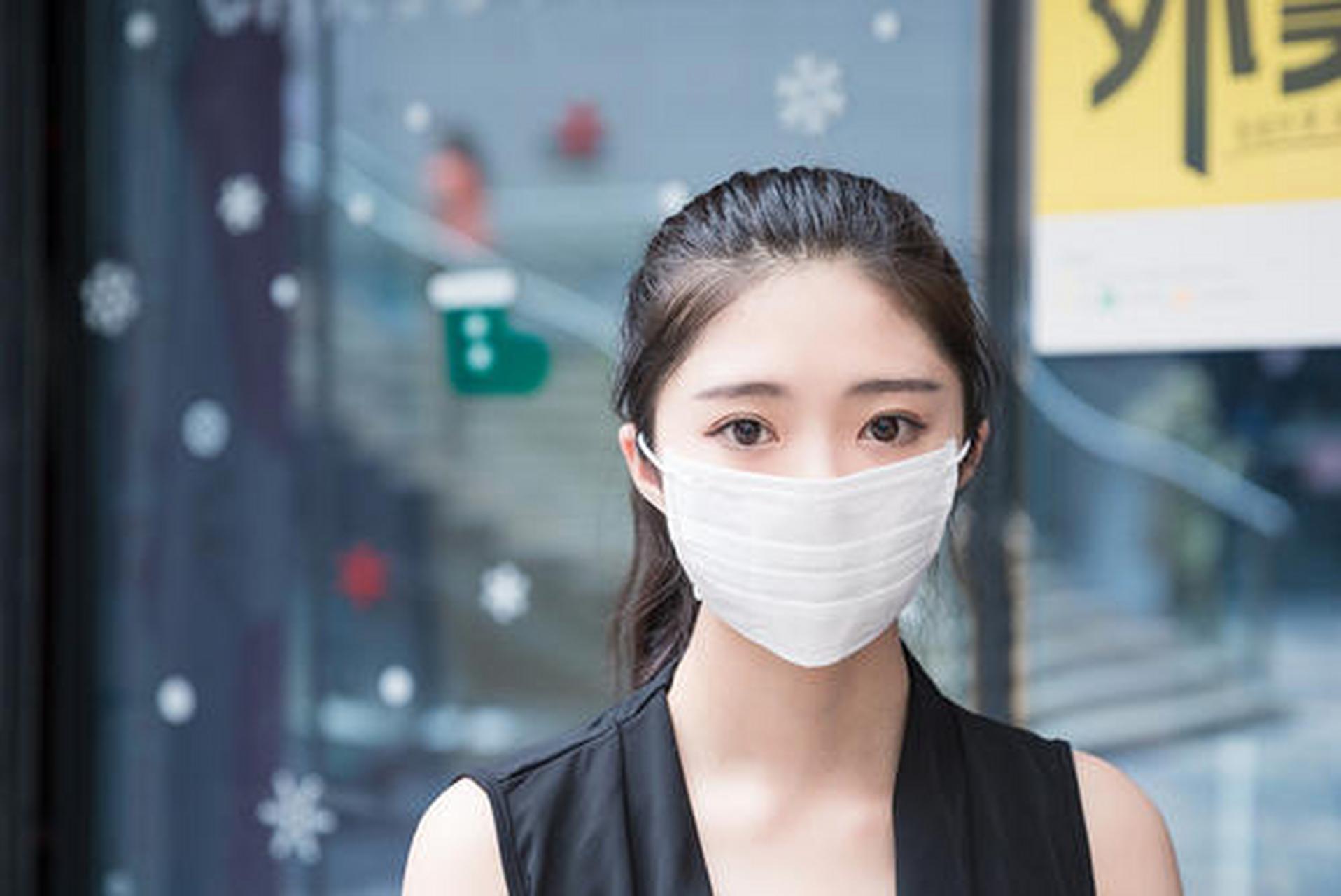 有人调侃说不戴口罩上街无异于裸奔.希望疫情在2021年早