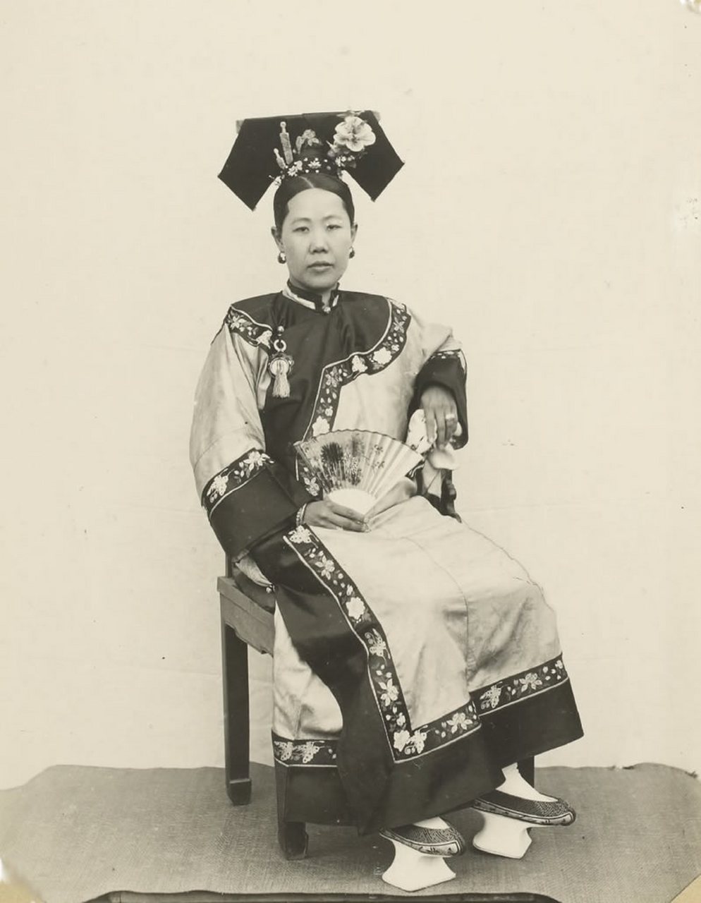 花盆鞋也称"高底鞋","马蹄底"鞋,满族特有的一种绣花鞋.