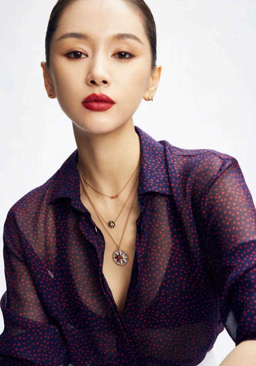 文迪奥大片,穿着暗红v字领薄纱裙演绎出华丽又不失高贵干,梳着丸子头