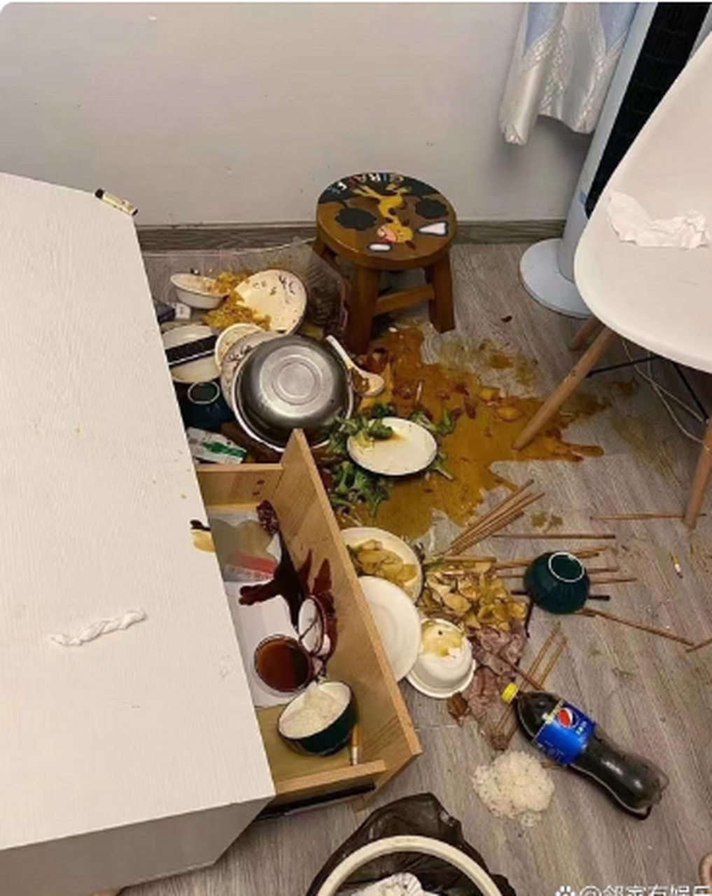 去女同事家吃饭,结果桌子翻了,衣服都弄脏了怎么办?