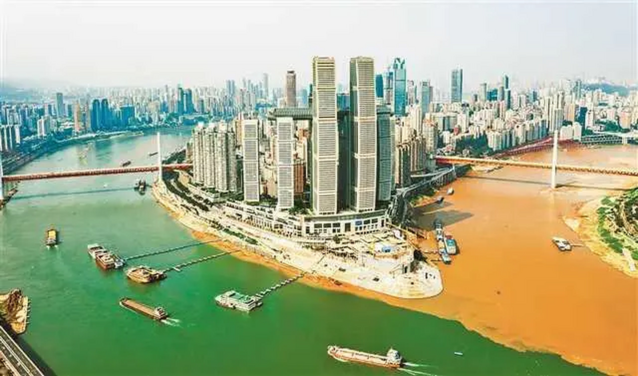 【重庆两江交汇出现鸳鸯锅奇观】近日,朝天门长江,嘉陵江两江交汇处