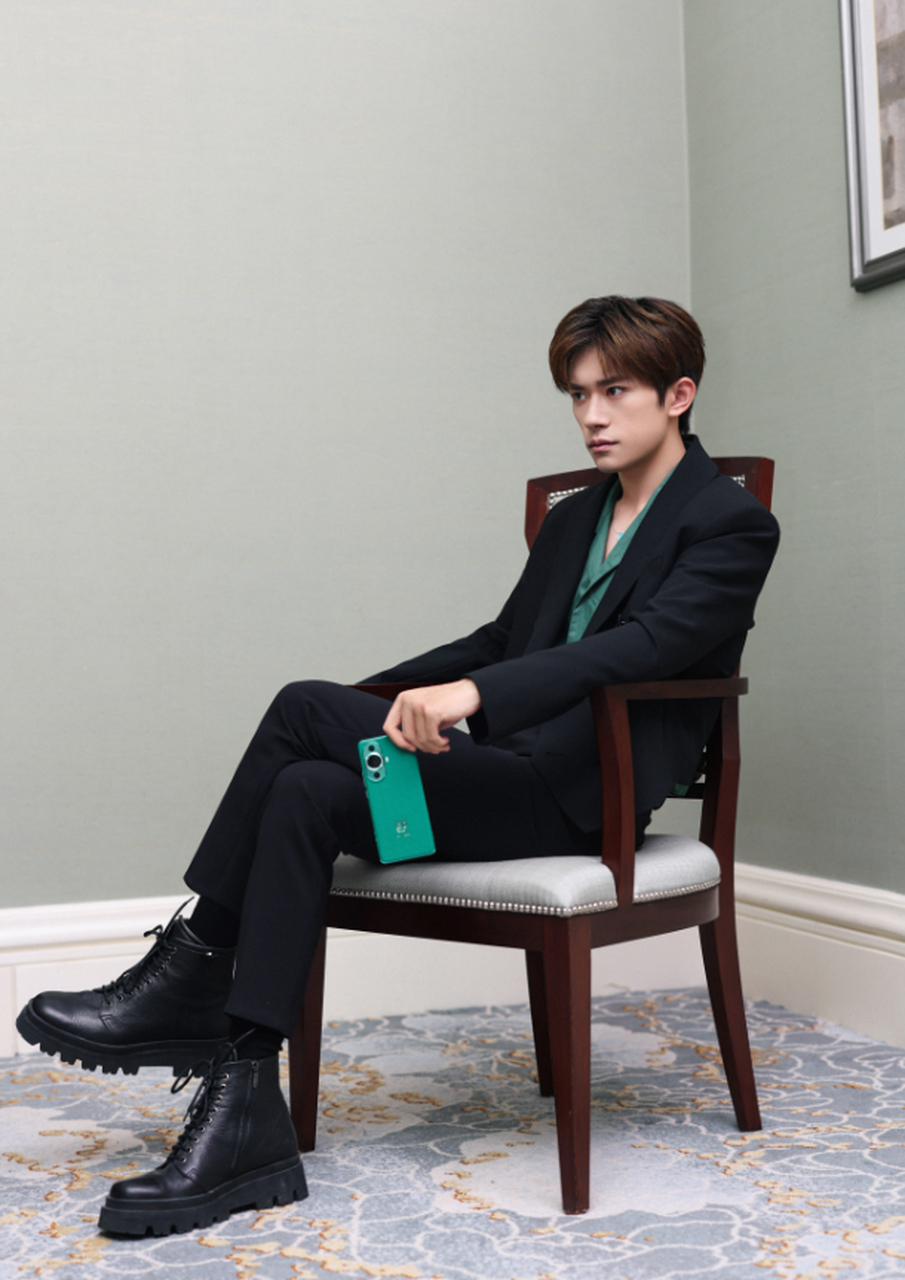 易烊千玺一身黑色西装参加华为nova11发布会.