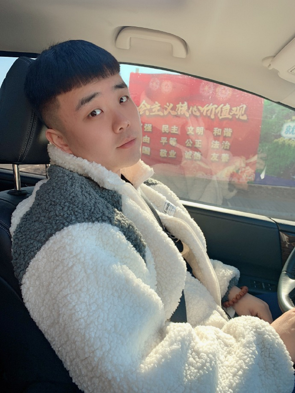 德云社捧哏"巨匠"朱鹤松在路上,心情不错.