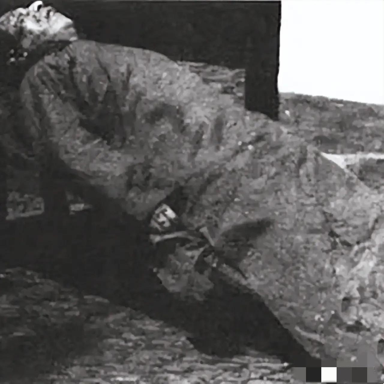 1946年,陈公博被击毙后,一张罕见的遗容,照片中的他斜躺在一张木板上