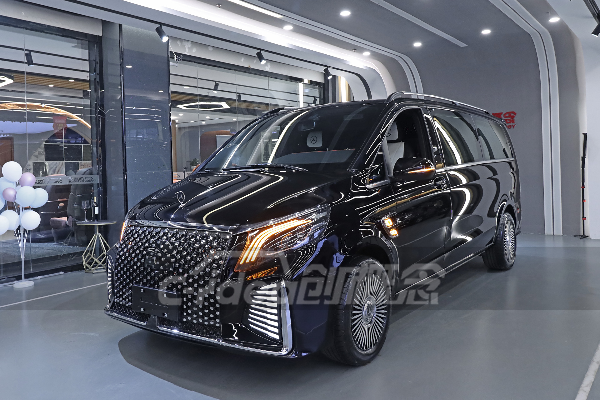 喜欢改装的朋友看过来,新款奔驰威霆改装案例图片展示[庆祝]