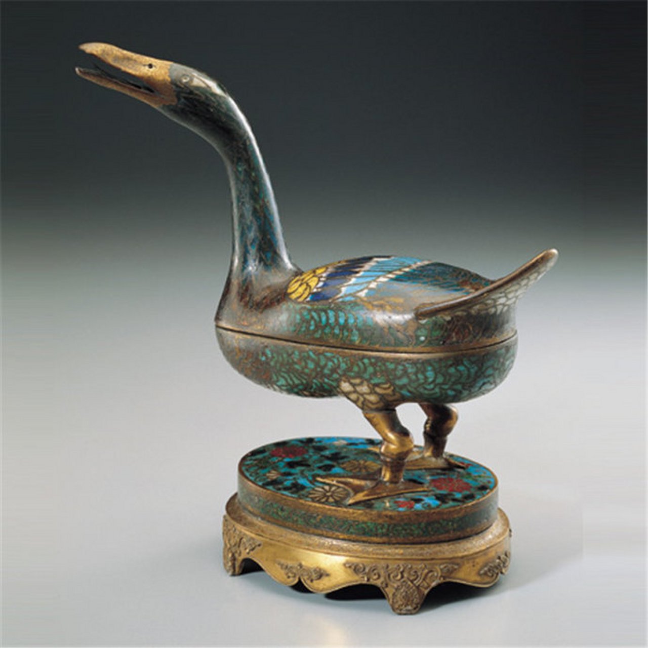 #文物# 这是一组明代的珐琅器.珐琅器是以珐琅为材料装饰而制成的器物