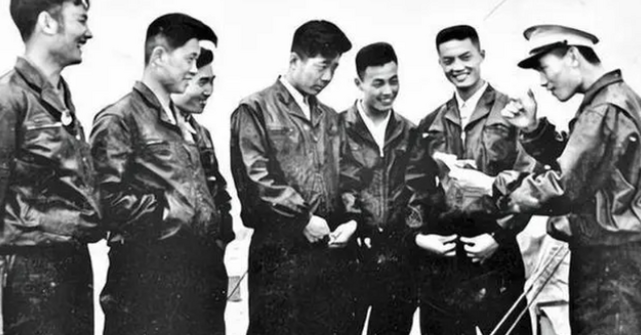 侯书军:19岁入党,击落两架敌机立一等功,中将军衔,1991年免职.