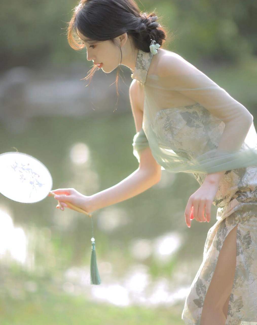 手拿扇子的仙女,绿色印花旗袍,美到不真实