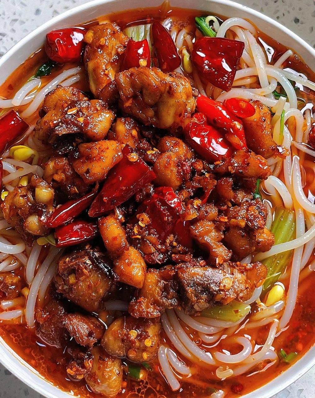 辣子鸡米线? ?做法: 1?