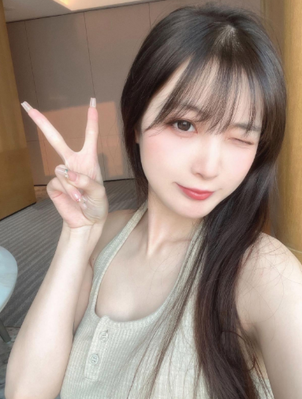 美女单眼眯的真好,身材也哇塞