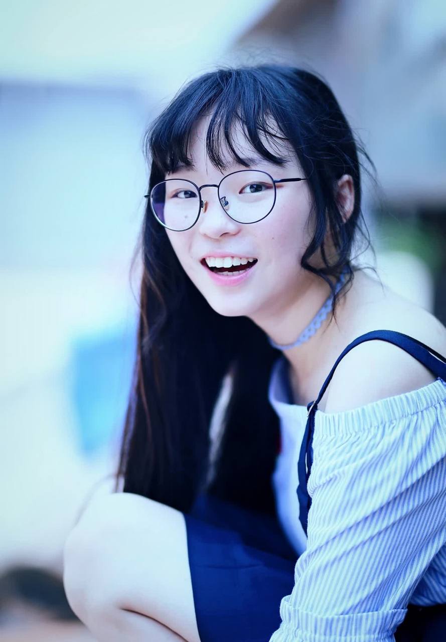 拍摄戴眼镜的微胖小女孩[嘘]愿您们一生健康快乐!