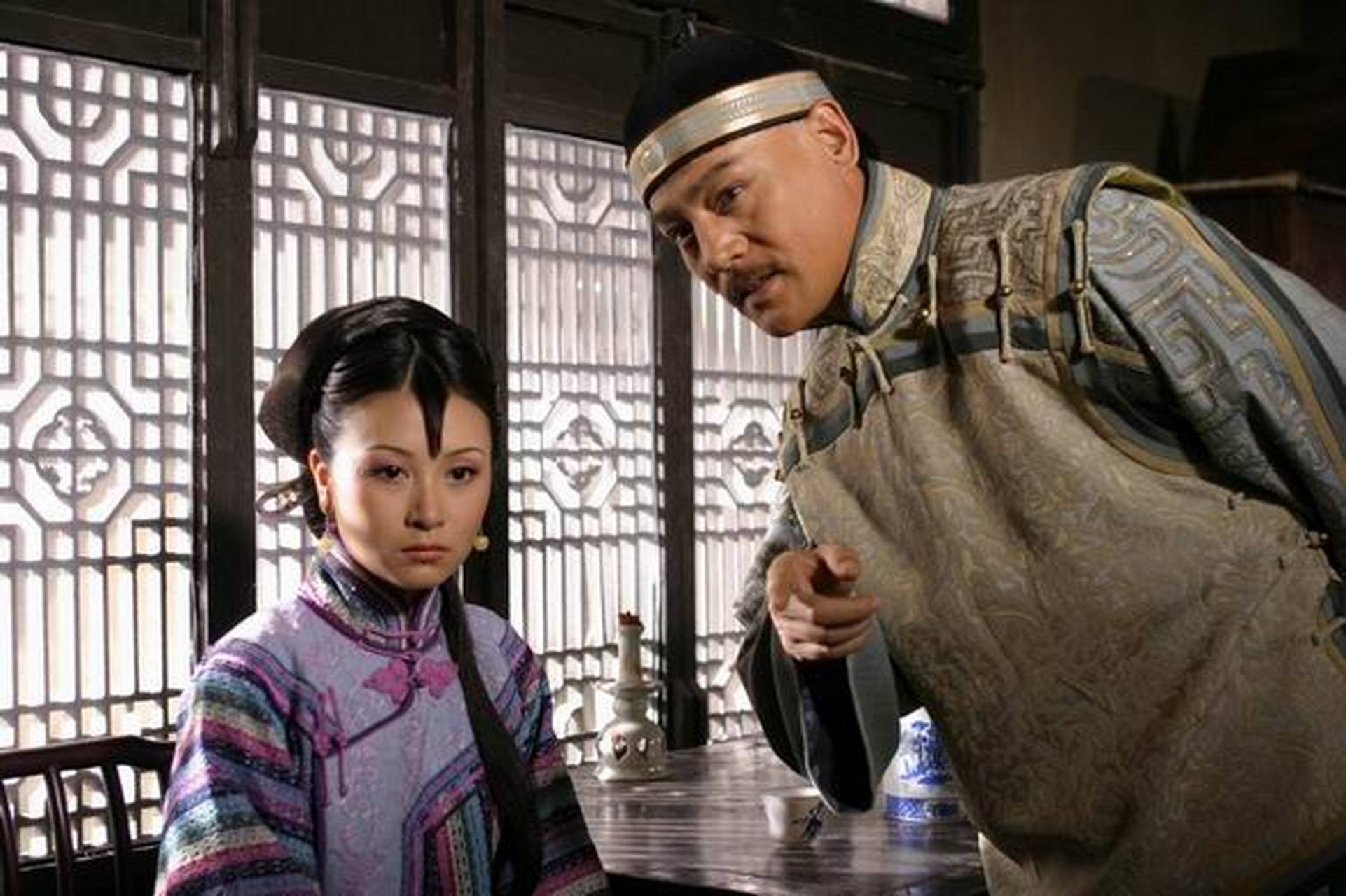 1885年,病危的胡雪岩对九姨太说:我死后,会来一个戴铁帽子神秘人,你到