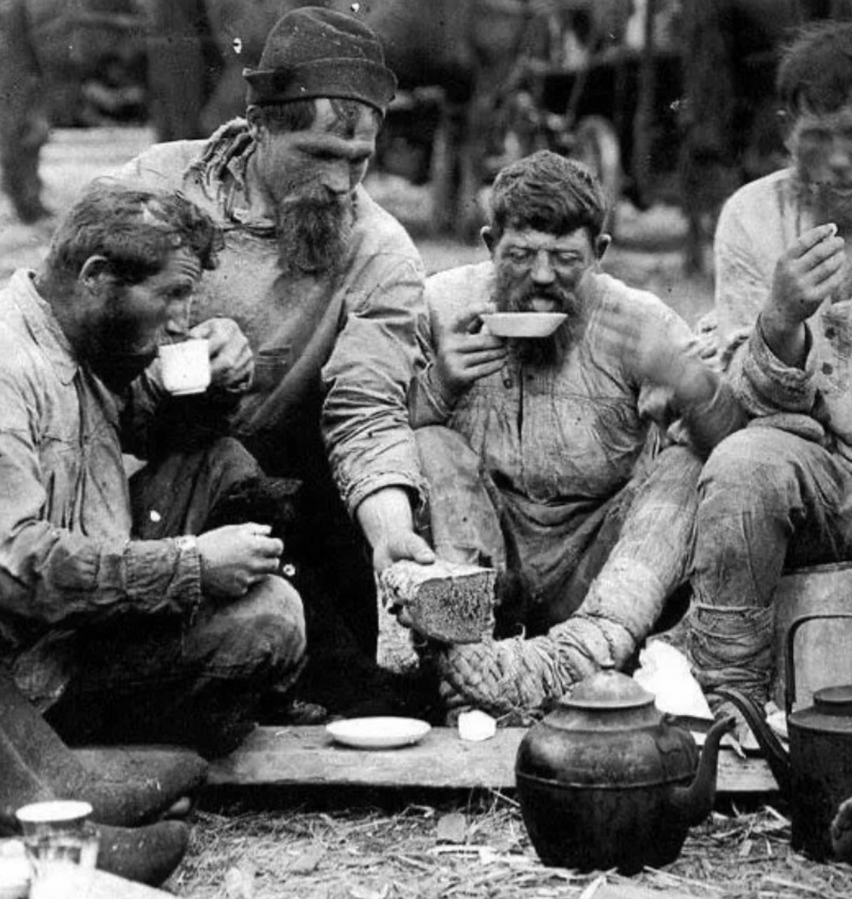 1911年,俄罗斯最高的男人,身高240cm左右,受邀到一个农奴主家做客