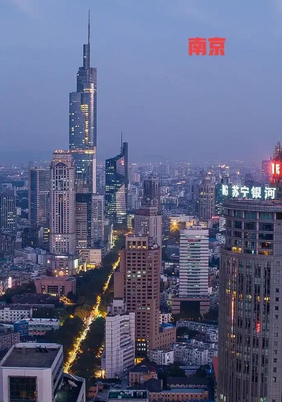 个人感觉南京总体属于1.5线城市:  经济实力,2线  政治地位,1.