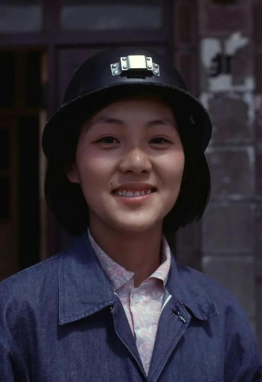 1975年,这张珍贵的老照片记录了一名大同煤矿的女工人的生活.