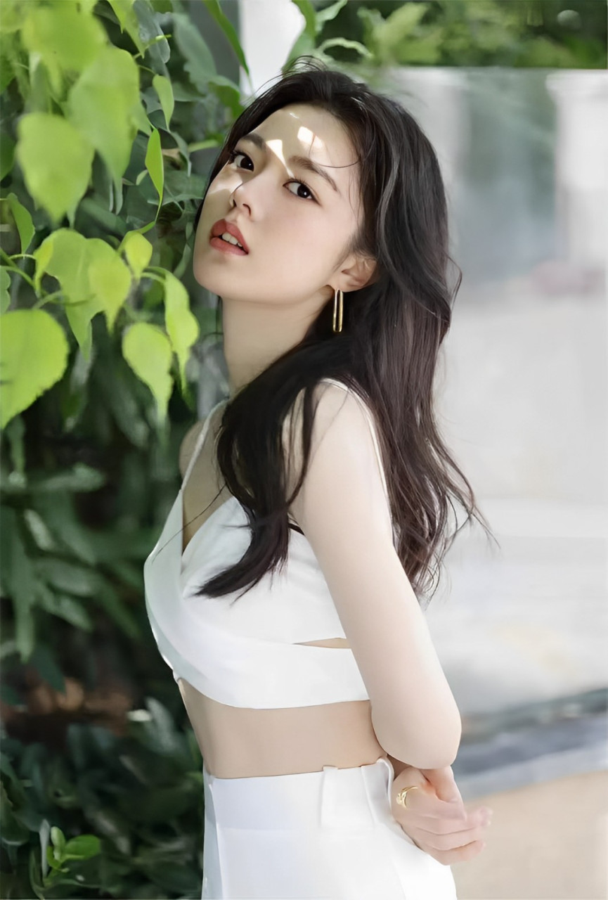 赵今麦现身活动现场,身穿白色吊带背心,搭配同色系高腰阔腿裤,优雅