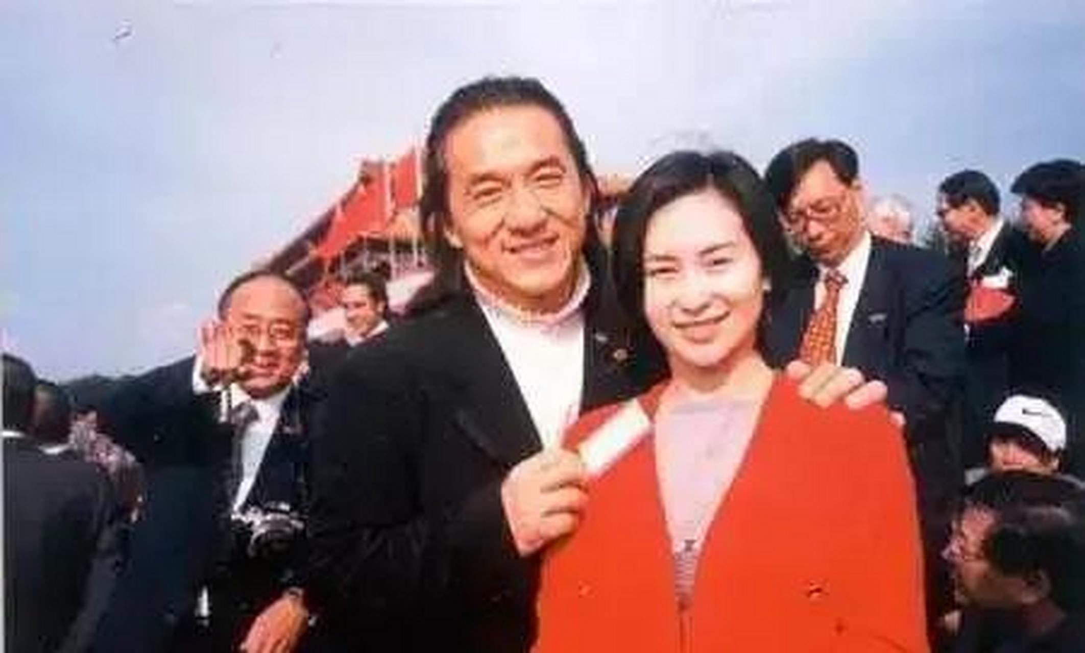 后来,崩牙驹扬言要下掉成龙的一条腿.