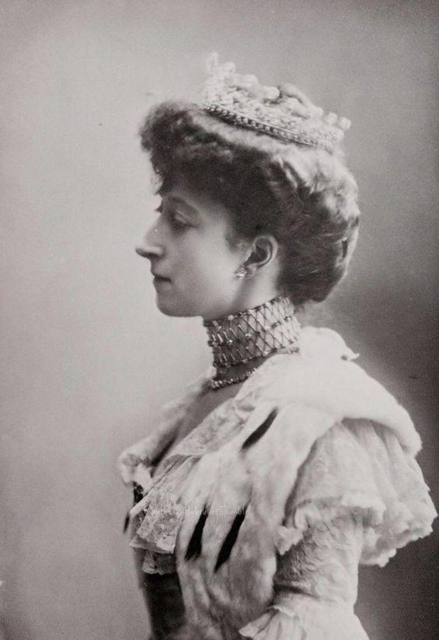 领动计划# 挪威的莫德王后佩戴过的珠宝.