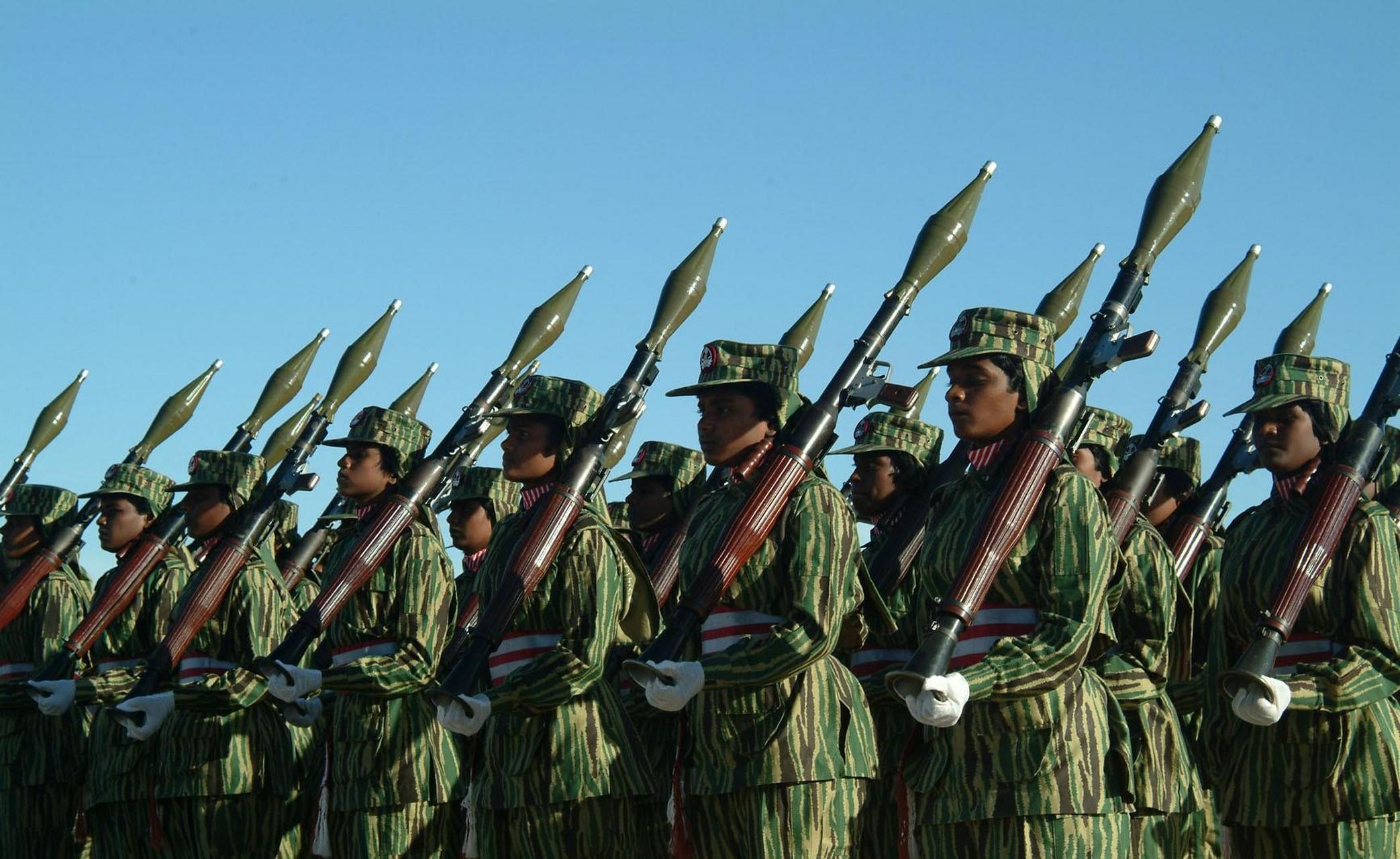 领动计划# 2002年猛虎组织女战士在斯里兰卡北部的基利诺奇接受检阅