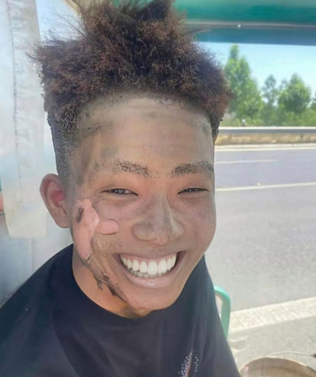 小小年纪就学会了用笑容掩饰悲伤