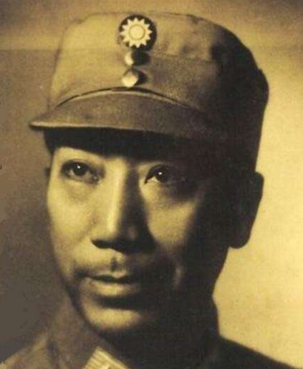 1943年,著名女演员蝴蝶被当时权贵戴笠软禁在别墅中,夜晚,她喘着气说