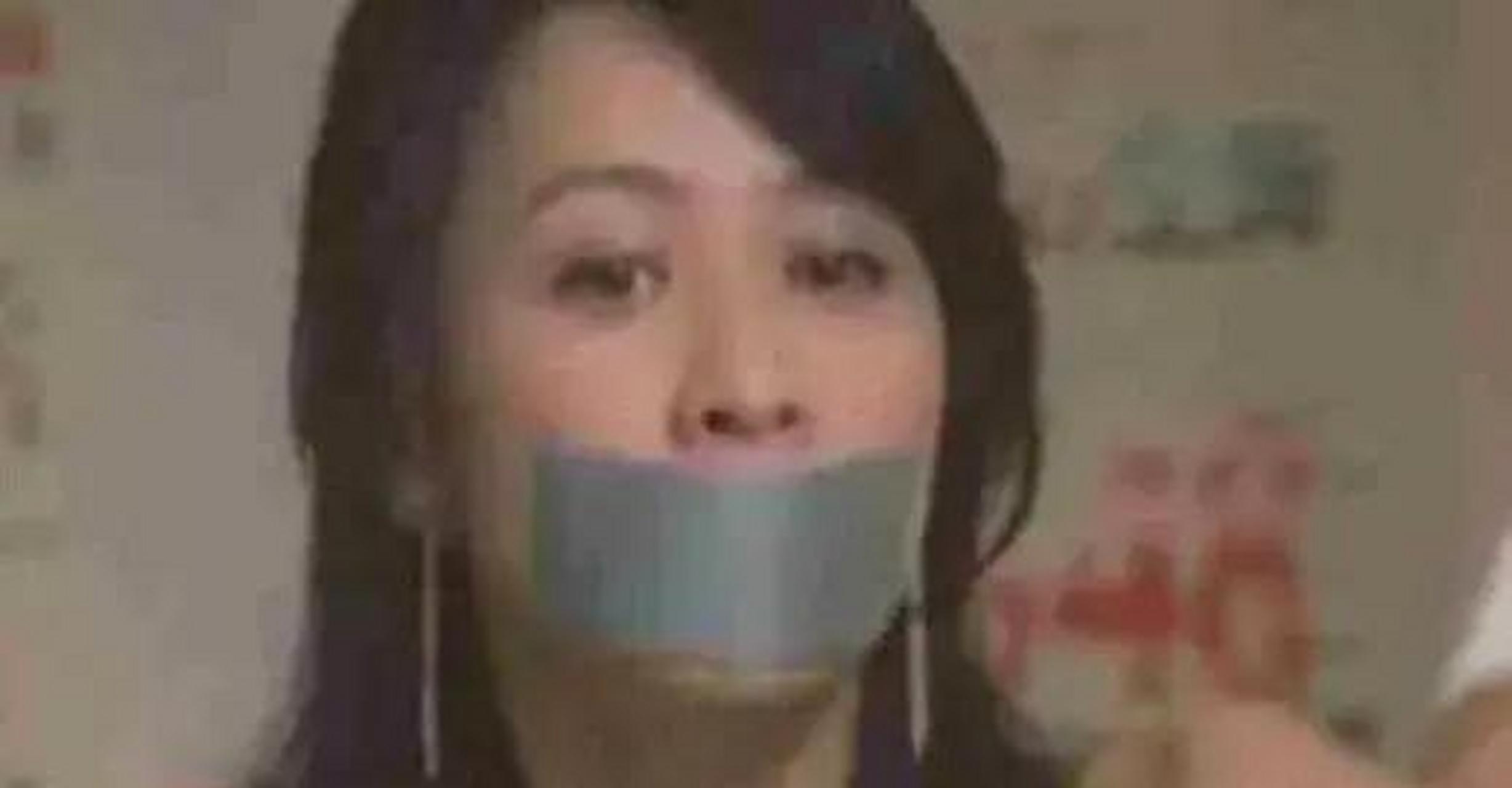 2002年,杂志《东周刊》刊登了知名女人的半,裸照片,一时间人们议论