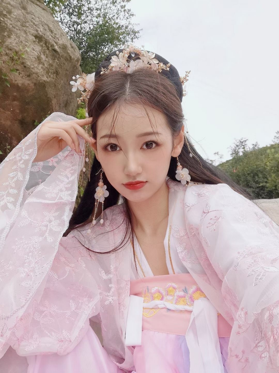 唐安琪身穿粉色古装,婉约中透露出深邃的气质.