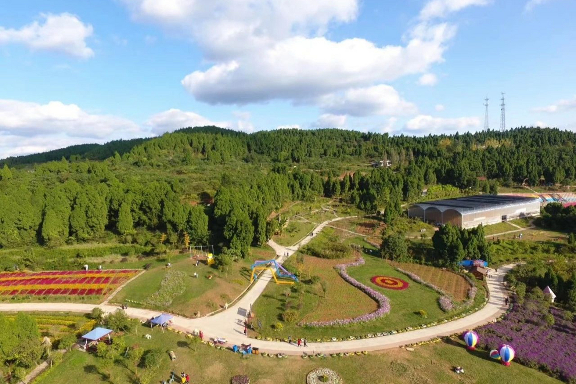 这是一个国家aaa级景区,距离德阳市区约40分钟车程,这里拥有芬芳的
