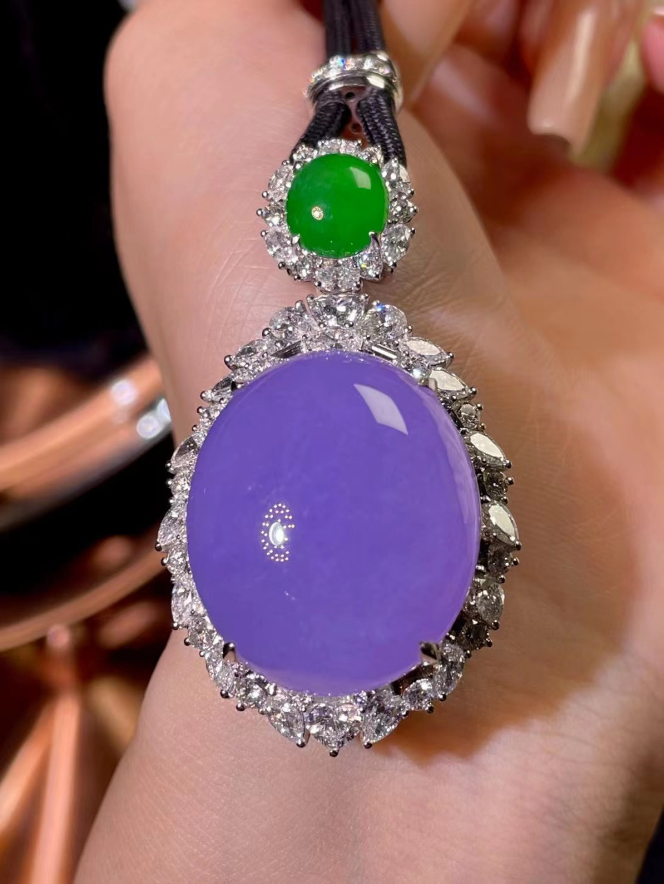 冰浓紫翡翠大蛋面吊坠 帝王紫鸽子蛋,佩戴尽显贵气玉时尚,高调的奢华