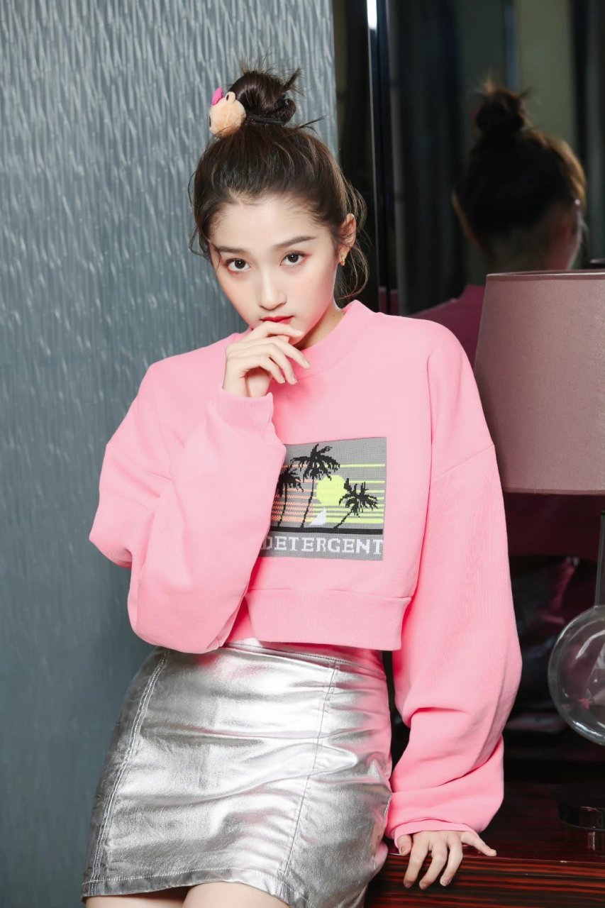 关晓彤# #明星# #明星穿搭#  关晓彤粉色卫衣配银色短裙穿搭,潮流