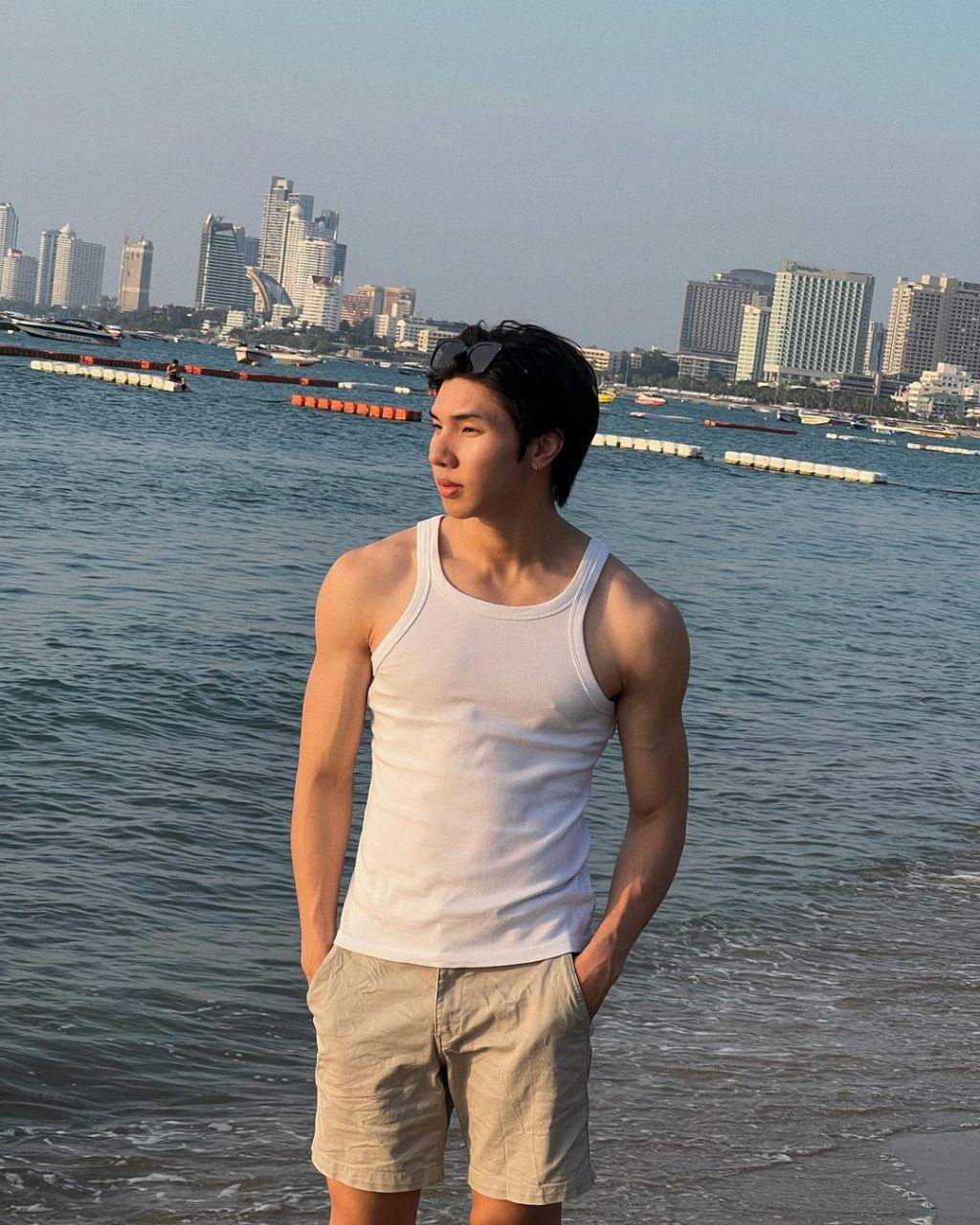 零零后混血男星李龙世海边随拍皆是大片!