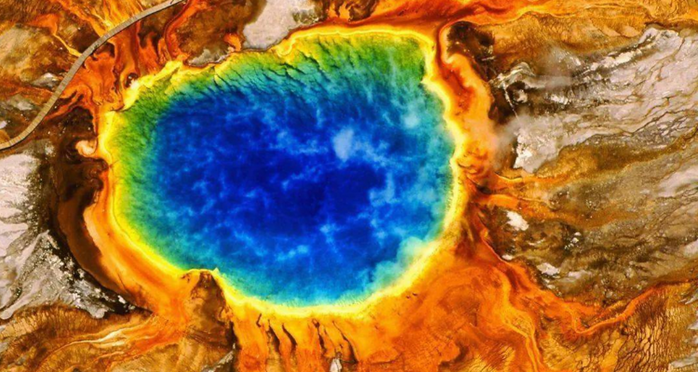 世界奇观 大棱镜泉——美国怀俄明州 大稜镜温泉的美在于湖面的颜色随