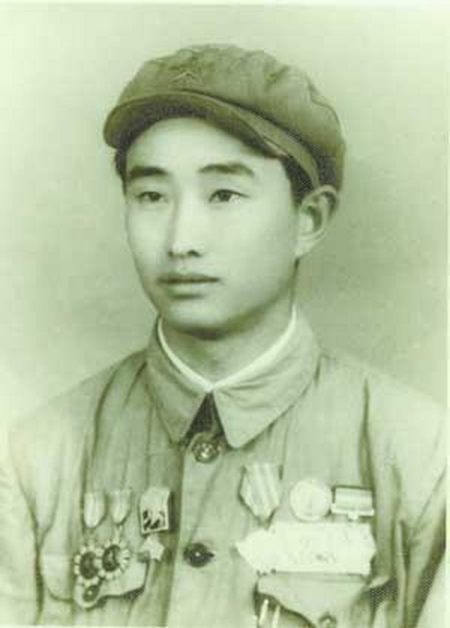 1943年,日军空袭时,八路军小战士宋岭春仰面躲在草丛里,突然,四架日军