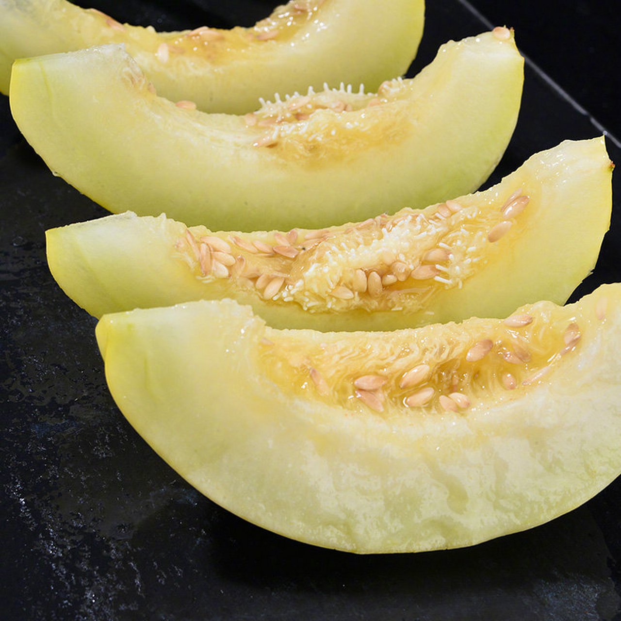 【山东沂蒙山小蜜罐甜瓜】蜜罐甜瓜,淡淡的颜色像极了蜂蜜,脆甜爽口