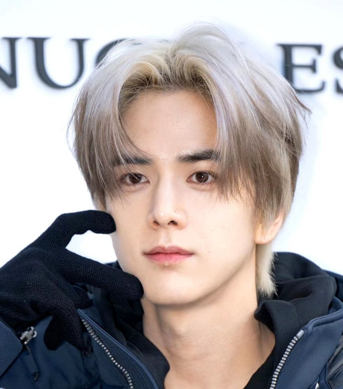 金泳勋 桃花眼 桃花痣(眼尾,鼻翼) 面部对称 眼睛内双 小嘴,自我克制