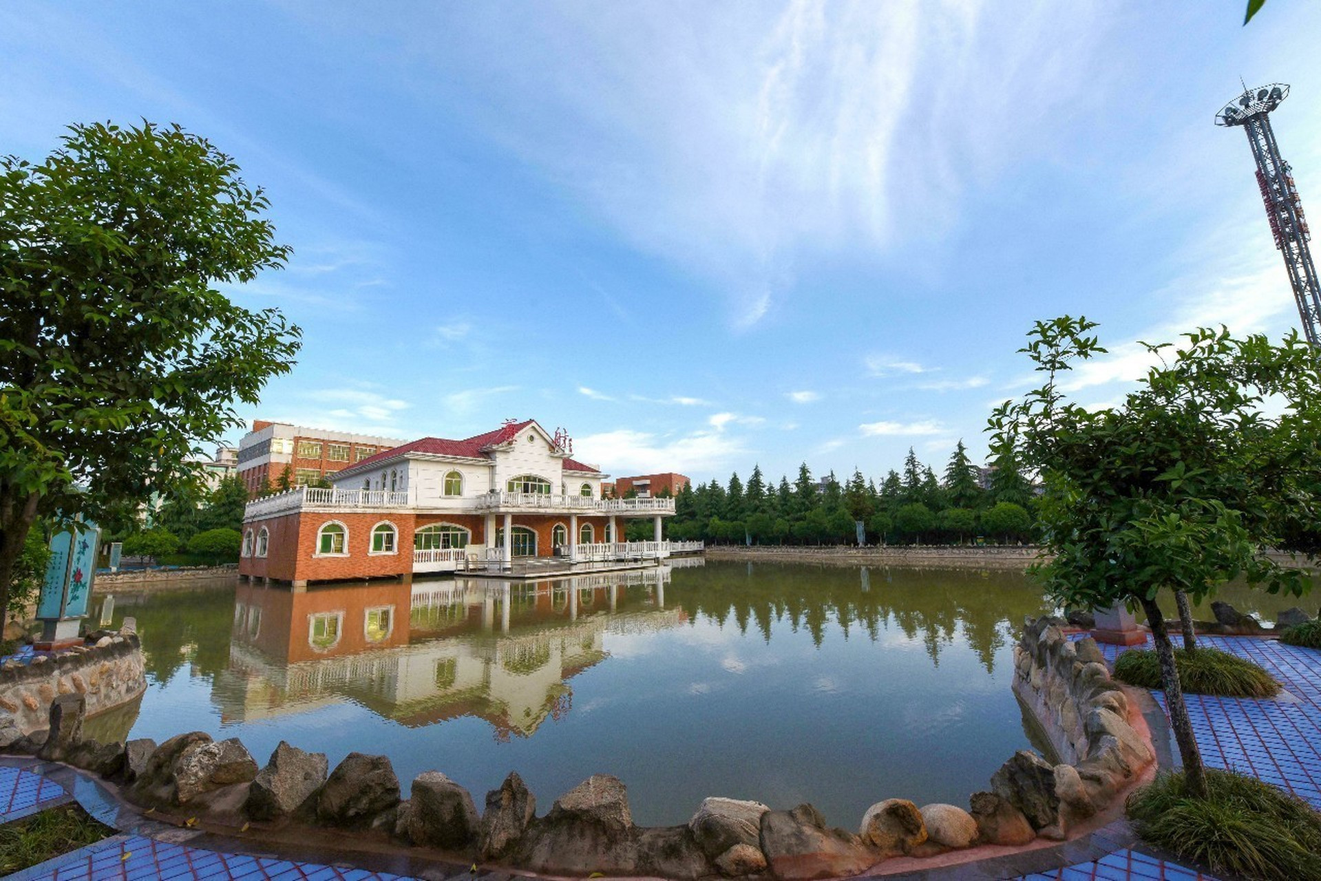 爱上西京的理由# 西京学院的校园环境优美宜人,位于中国西安市.