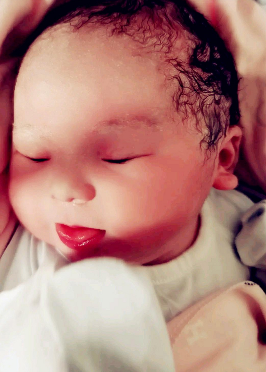 自然卷,单眼皮,我见过的最可爱的足月宝宝.