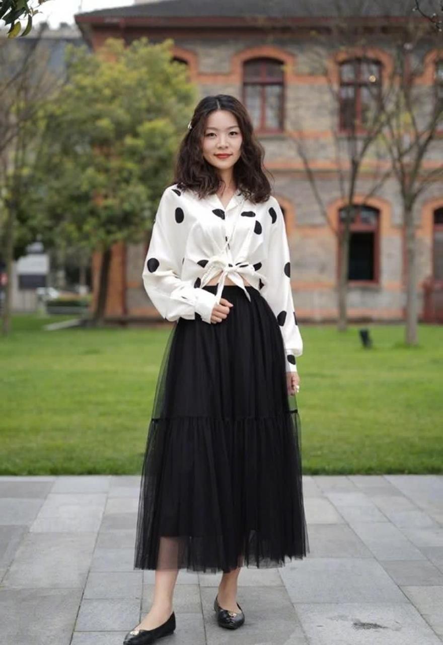 炸街穿搭,小姐姐穿上白色连衣裙后,美得很清丽脱俗