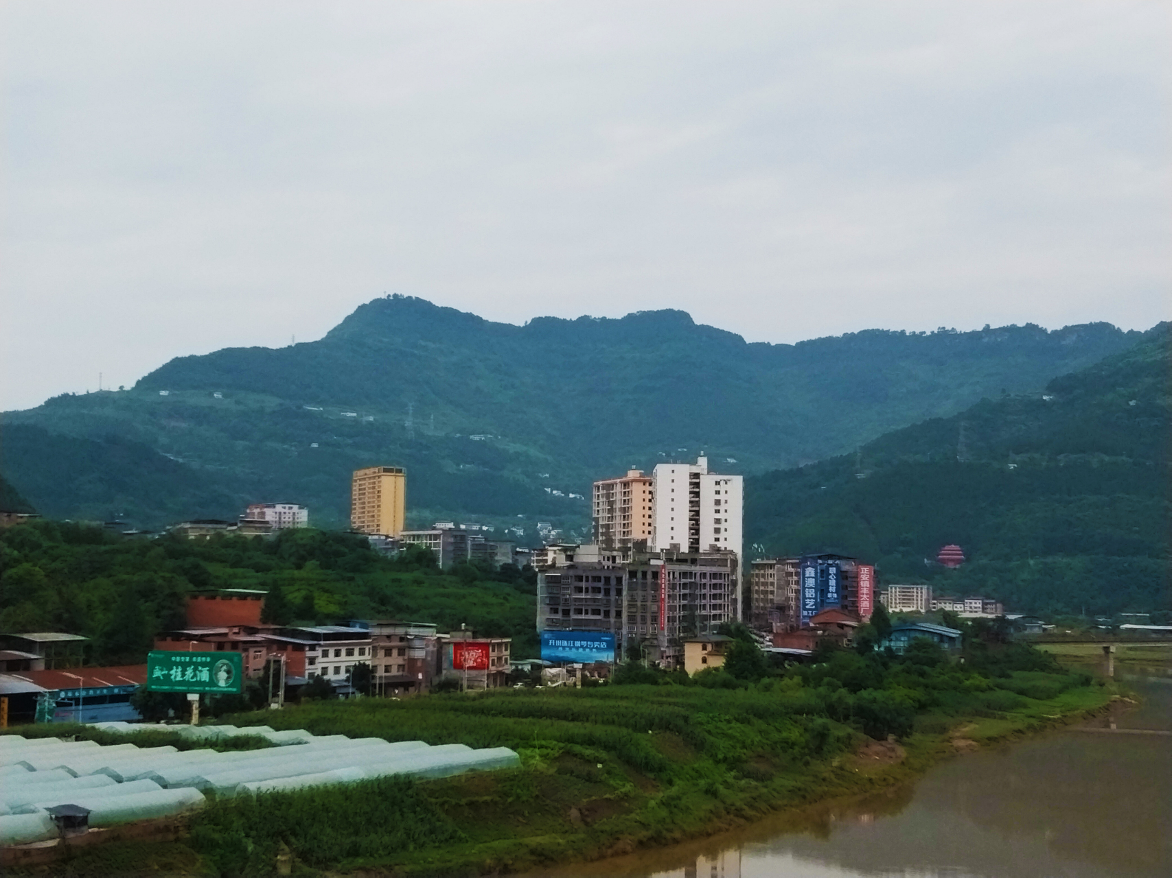 这张照片拍于重庆市开州区正安街道,也就是曾经的镇安镇.