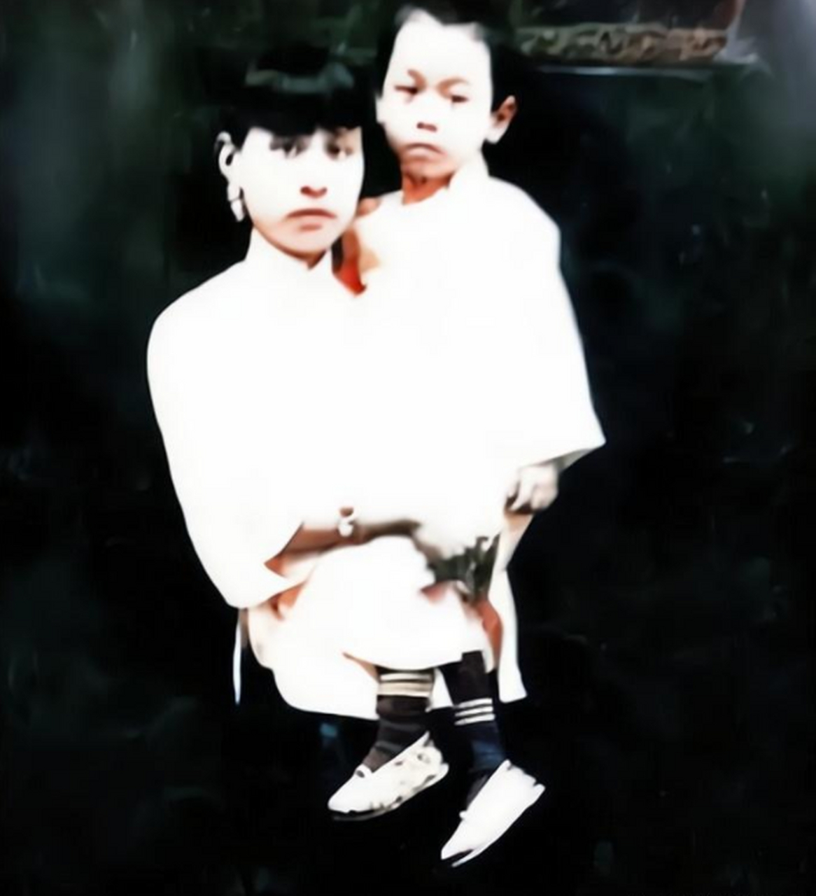 1920年,这是与徐志摩离婚后,张幼仪怀抱儿子的照片,张幼仪在15岁的